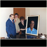 Гейдар Алиев получает в подарок свой портрет работы Муслима Магомаева. На фото: Г.Алиев, М.Магомаев, Т.Синявская 